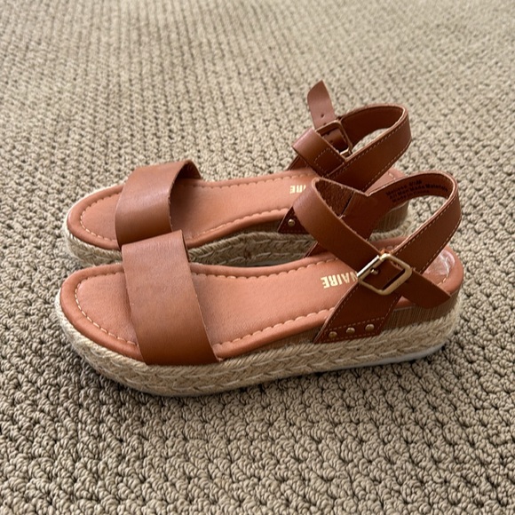 Women’s Tan Sandles - Picture 3 of 8